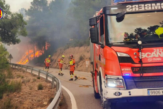 Onze mitjans aeris s’incorporen a l’extinció de l’incendi de Toixa, que ha cremat unes 690 hectàrees