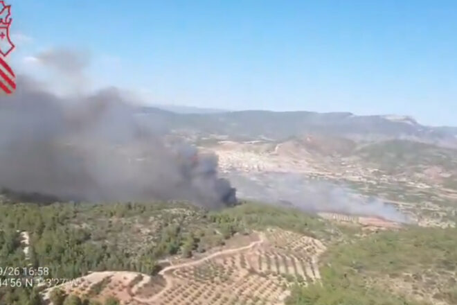 Catorze vehicles aeris i uns quants de terrestres treballen en un incendi forestal a Toixa, als Serrans
