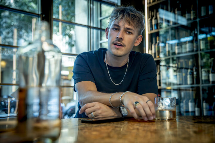 Nelio Biedermann, autor suís de 23 anys, la setmana passada a Barcelona acabat d'aterrar (Foto: Albert Salamé)