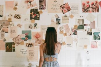 Un mural d'inspiració, conegut a les xarxes com a 'vision board'.