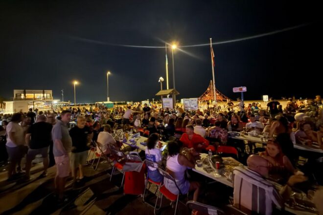 Un sopar a la fresca multitudinari a València en reivindica la tradició davant la pressió turística