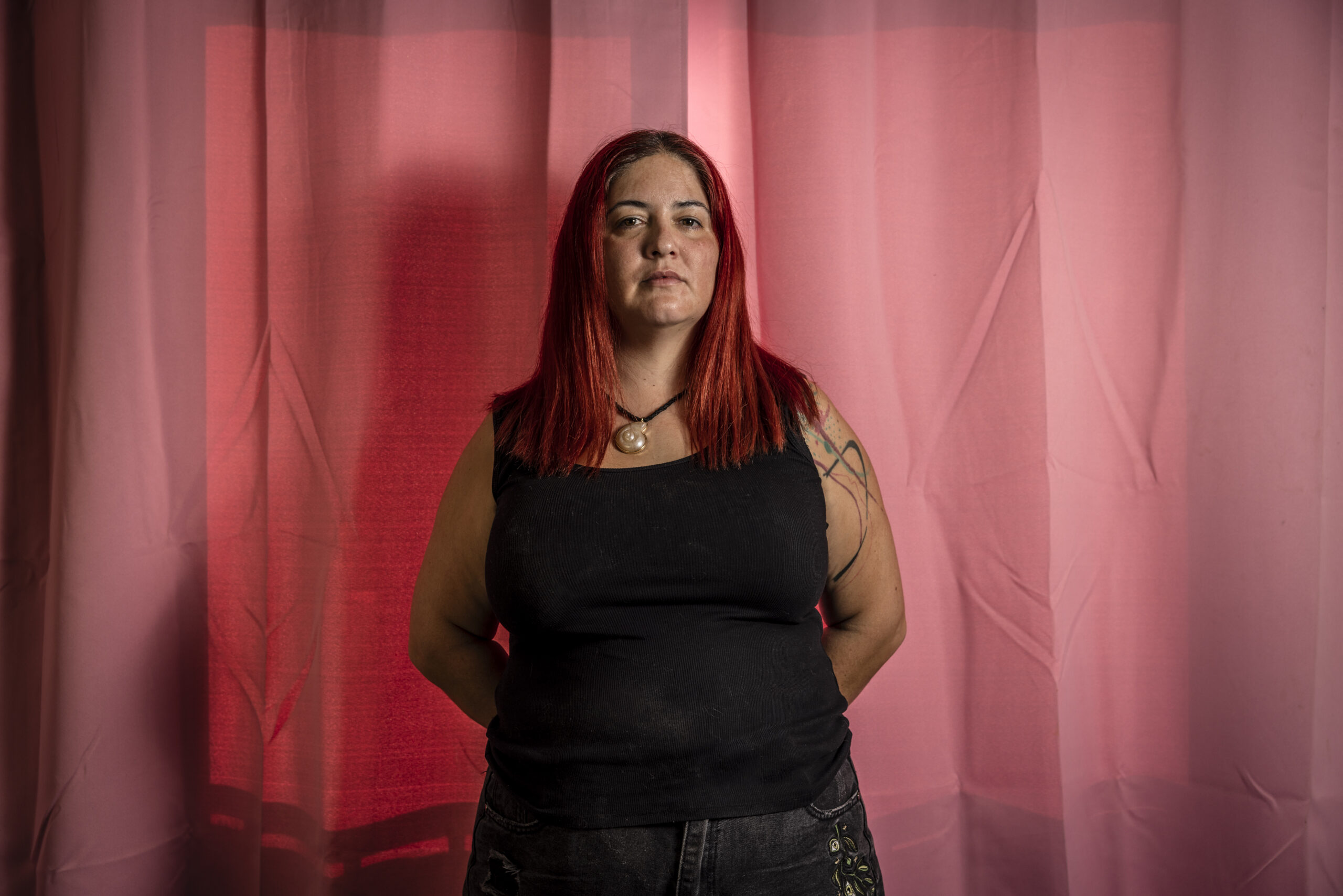 Sònia Pascual dreta davant d’unes cortines roses