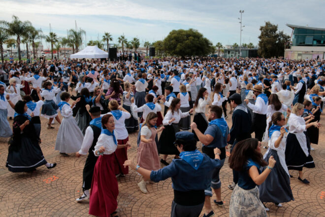 Gairebé un miler de persones baten el rècord Guinness a la ballada més multitudinària de Jota Vella a la Ràpita
