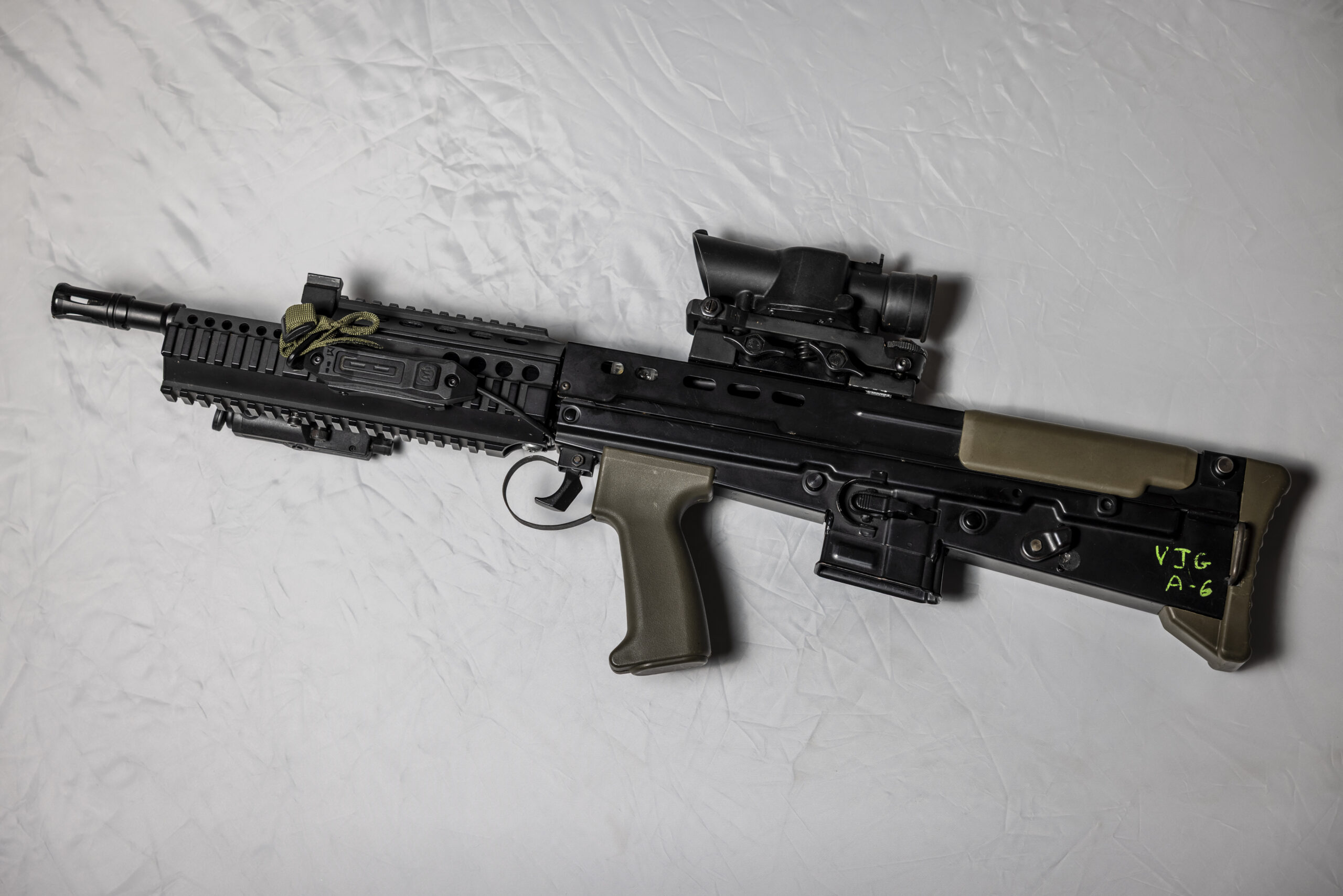 Rèplica de fusell d’airsoft sobre fons blanc
