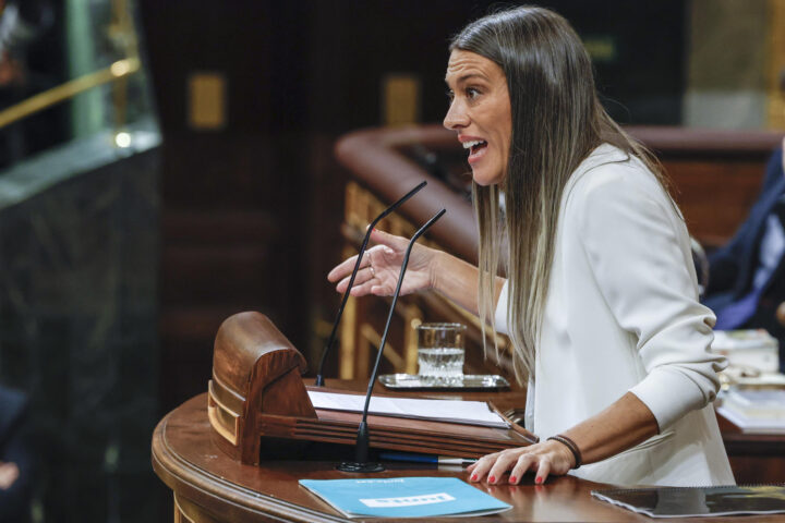 Míriam Nogueras en un moment de la intervenció (fotografia: EFE / JJ Guillén).