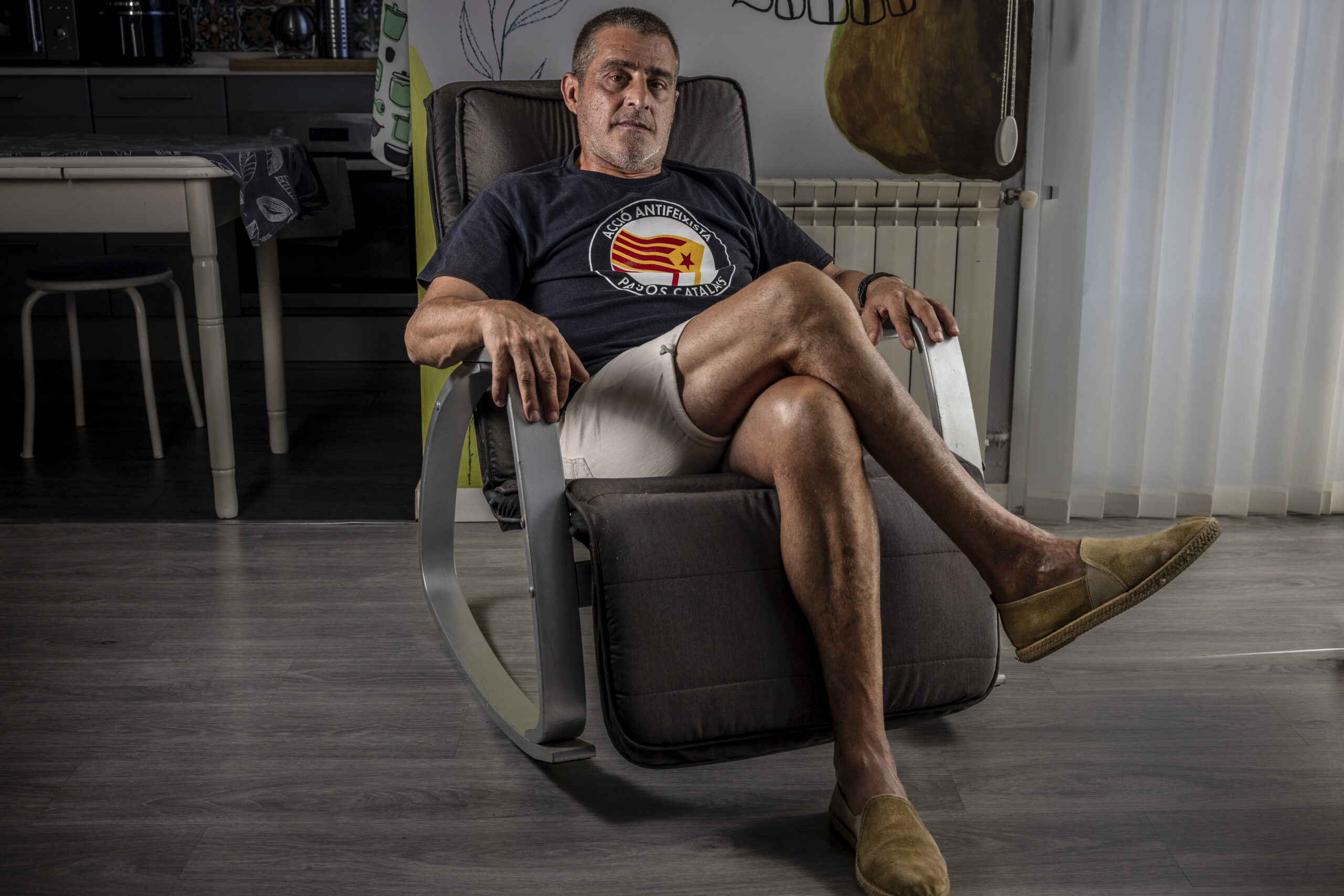 Edu Garzón assegut en una butaca a la sala de casa seva