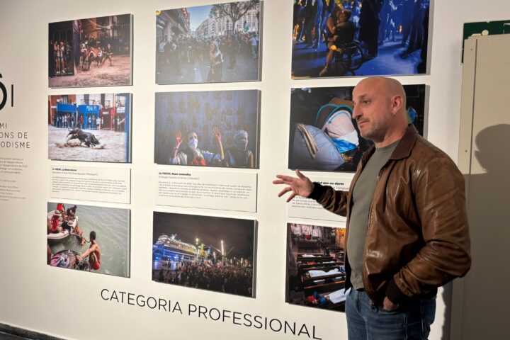 Àngel Garcia, presentant l'obra.