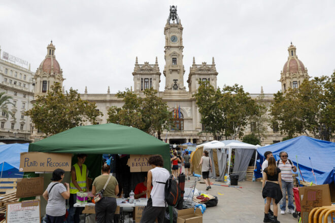 L’acampada per l’habitatge tensa les relacions entre Català i Bernabé en vespres del Nou d’Octubre