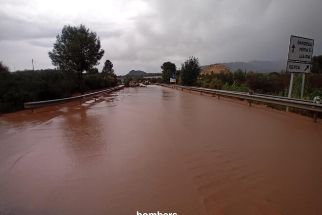 La pluja torrencial inunda carrers i causa alteracions en carreteres i trens