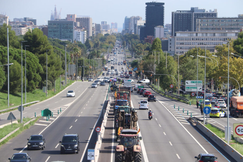 Els pagesos diuen prou des del centre de Barcelona i reclamen mesures estructurals per salvar el sector