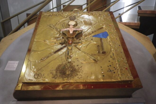 Roben l’‘Apocalipsi’, un llibre de valor incalculable amb una coberta de bronze de Salvador Dalí