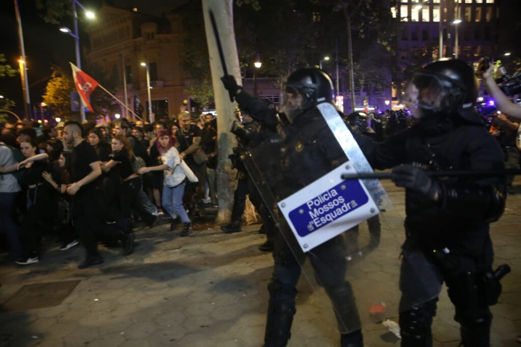 Càrregues i barricades al centre de Barcelona, després de la manifestació per l’habitatge