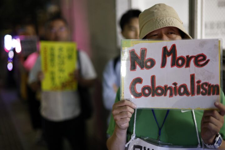 Ciutadans japonesos es manifesten a Tòquio contra la presència de l'exèrcit dels Estats Units a l'illa d'Okinawa, dimarts (fotografia: Franck Robichon/Efe).