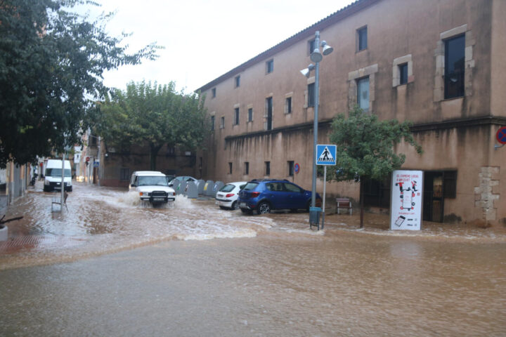 Un vehicle circula per un dels carrers plens d'aigua a Ulldecona, després de la tempesta que ha afectat al Baix Ebre i Montsià (fotografia: ACN).