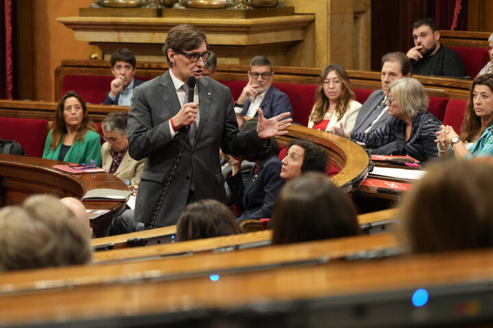 El president de la Generalitat, Salvador Illa, durant la sessió del control al parlament (fotografia: ACN.)