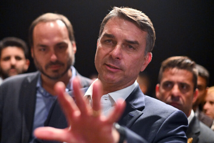 Flávio Bolsonaro (centre, en primer pla), en un acte de campanya aquesta setmana (fotografia: André Borges/Efe).