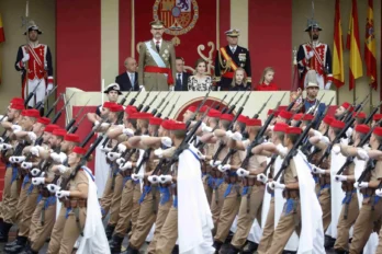 Tropes colonials desfilant a Madrid el dia de la hispanitat.