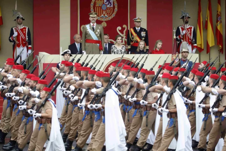 Tropes colonials desfilant a Madrid el dia de la hispanitat.