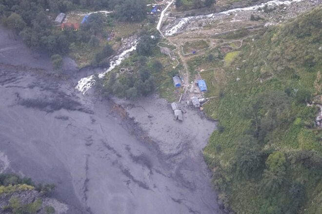 Una crescuda sobtada d’un riu al Nepal arrossega cases i causa cinc desaparicions