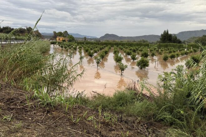 Els bombers han fet vint-i-un rescats de persones atrapades a vehicles per la pluja a les Terres de l’Ebre