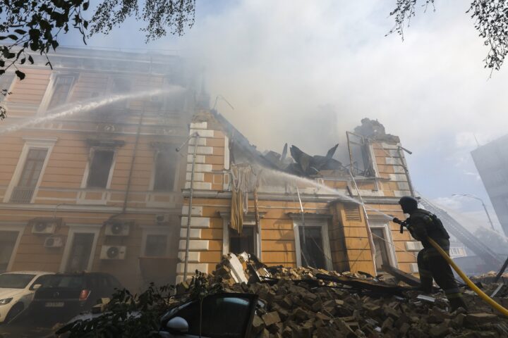 Un bomber apaga el foc causat per l'atac rus contra l'Acadèmia Nacional de les Ciències d'Ucraïna, al centre de Kíiv, dilluns (fotografia: Serguei Doljenko/Efe).