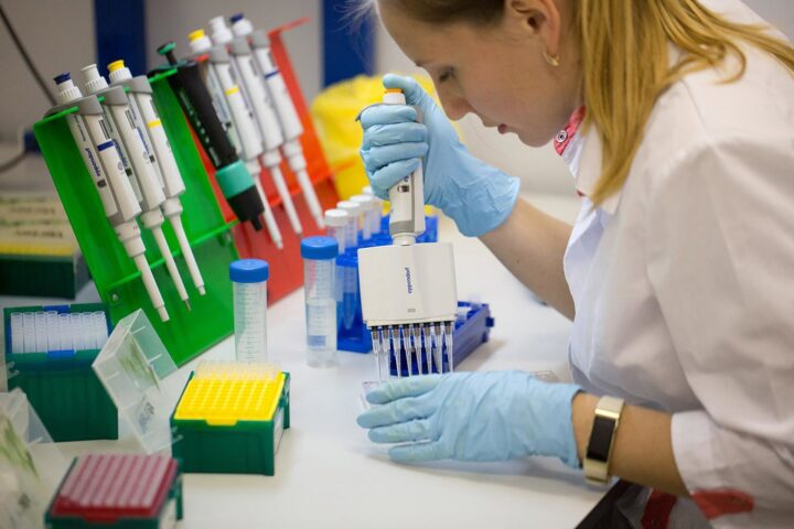 Una investigadora treballa en un laboratori de l’Institut Gamaleya de Moscou.