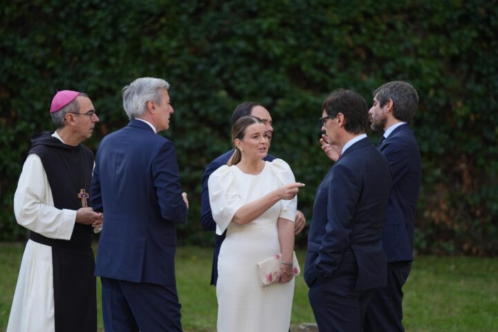 Illa, Urtasun, Llorca, Azcón i Prohens, amb l'abat de Poblet abans de la reunió del patronat (fotografia: Europa Press).