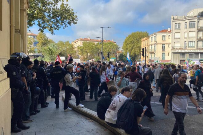 Els sindicats d’ensenyants surten al carrer a Perpinyà, en suport als estudiants