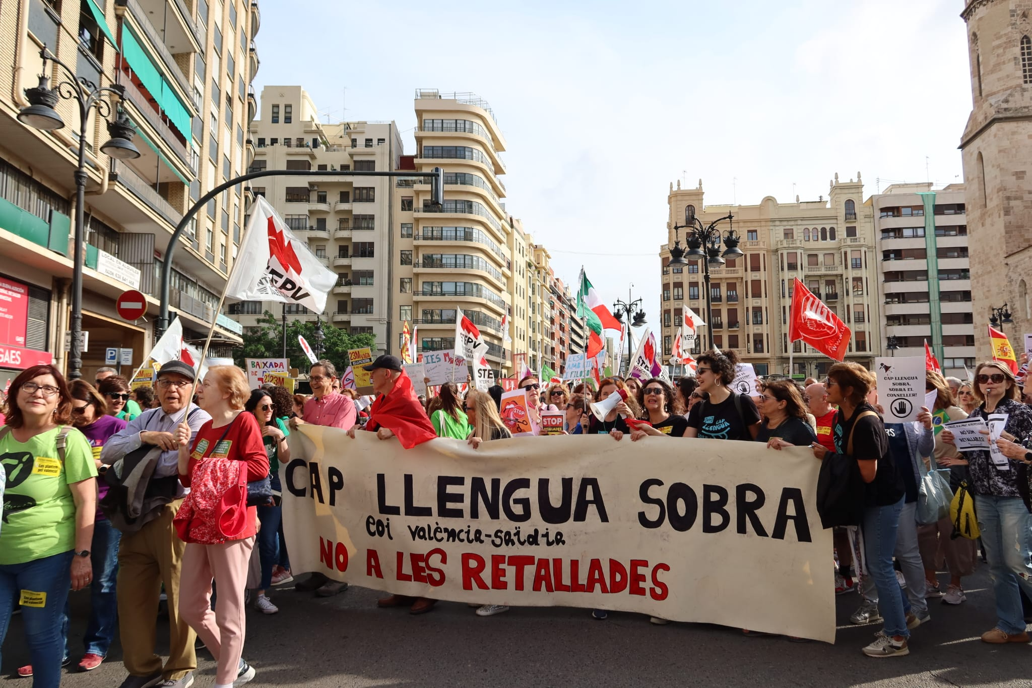 Grans manifestacions a les ciutats valencianes en defensa de la llengua, com a final de la jornada de vaga