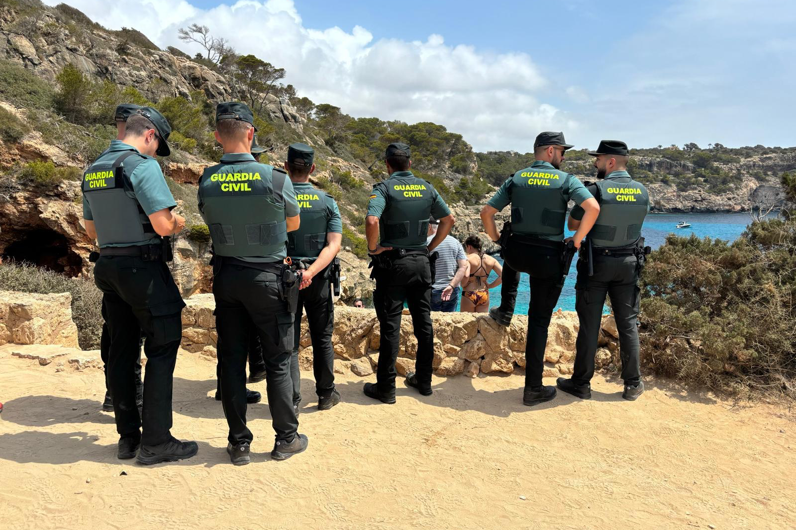 La Guàrdia Civil intimida els ciutadans que han ocupat el Caló del Moro per denunciar la massificació turística de Mallorca