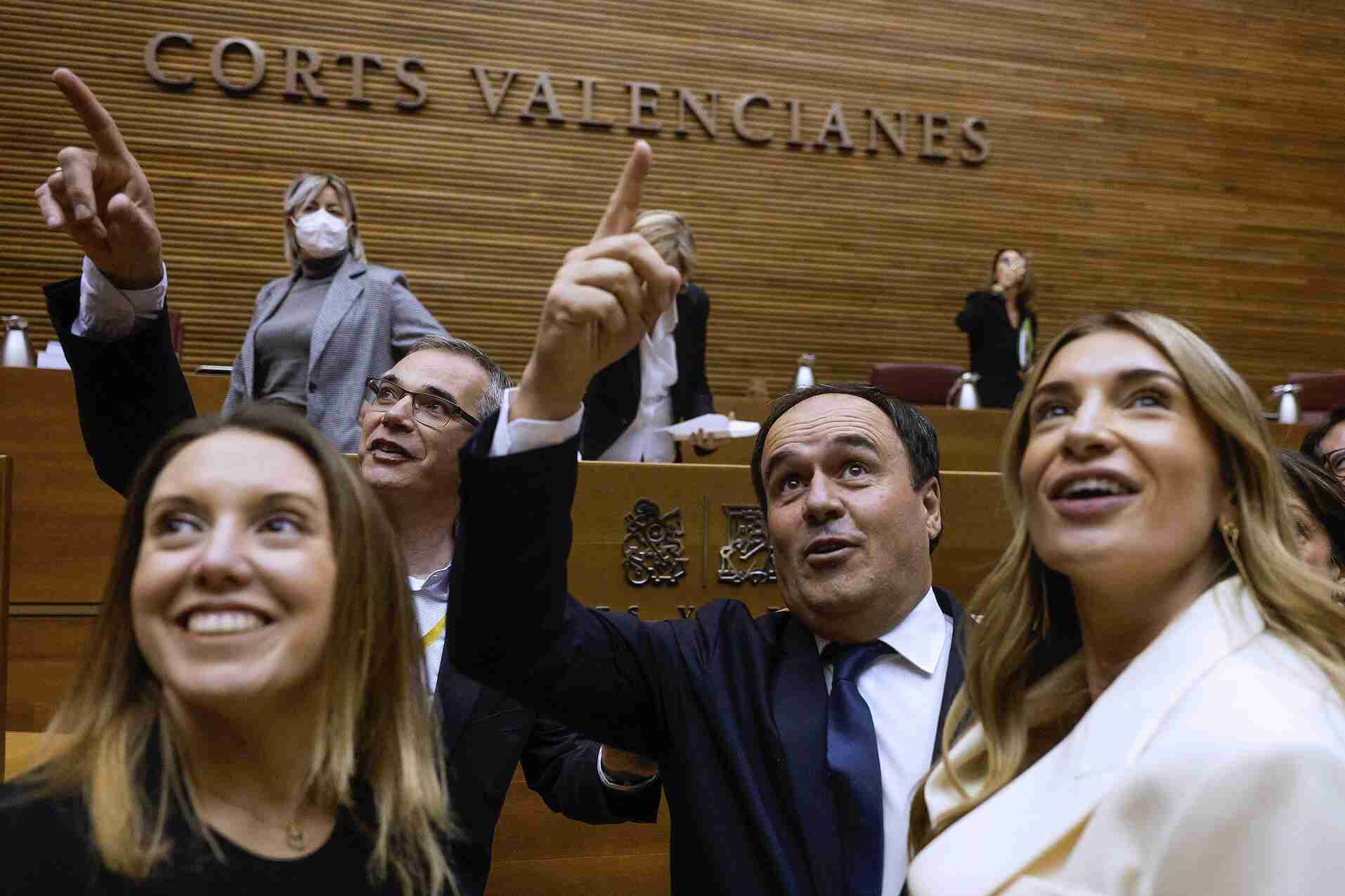 El fantasma de Mazón escanya un Pérez Llorca que ja té el carnet de Vox