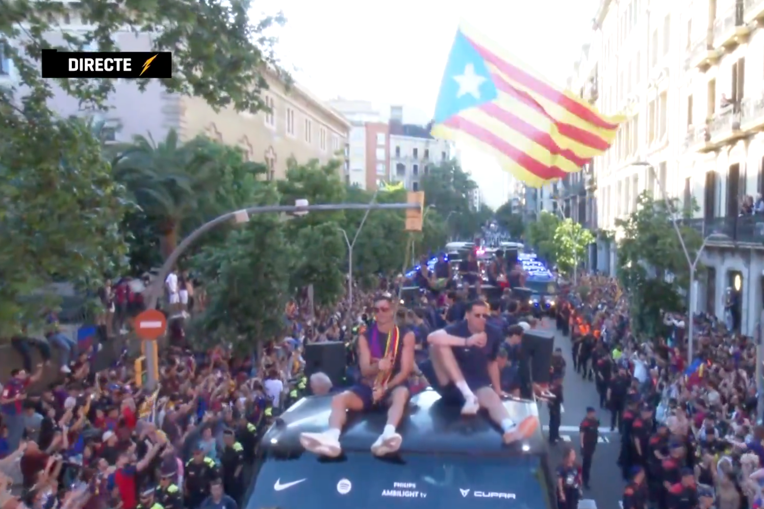 [VÍDEO] Els jugadors del Barça fan onejar una estelada durant la rua