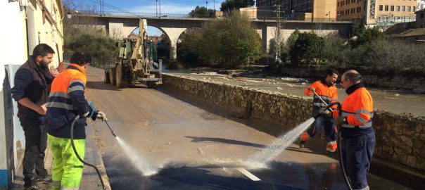 Treballs de neteja a la Cantereria després d'una de les inundacions patides pel barri