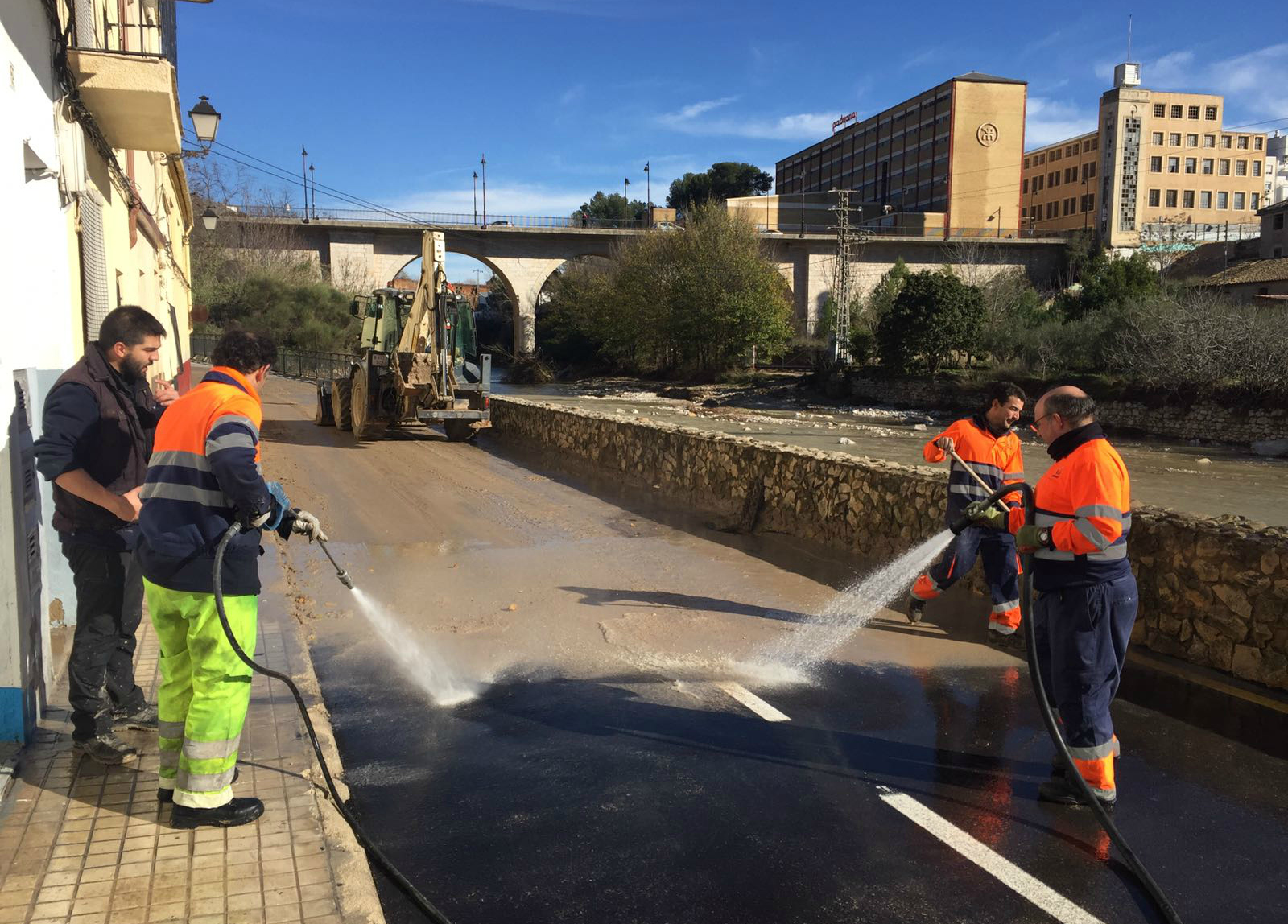 Treballs de neteja a la Cantereria després d'una de les inundacions patides pel barri