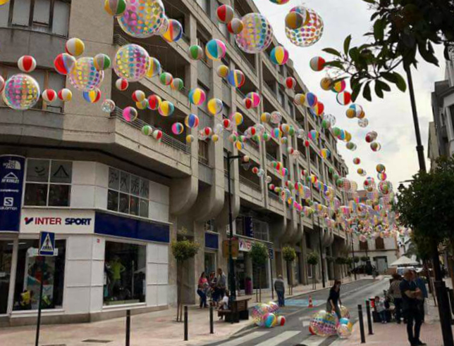 El carrer de Martínez Valls es va decorar amb balons en 2017 per a la campanya Ontinyent al Carrer