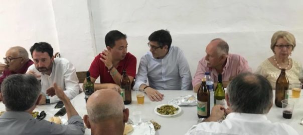 Antonio Esquinas (esq.), Patxi López i David Mahiques al centre de la imatge durant el dinar. Foto: Jordi Vila