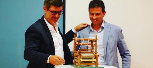 Rafael Lurbe (dreta) ha regalat a Càndid Penalba una maqueta d'un teler antic. Foto: ATEVAL