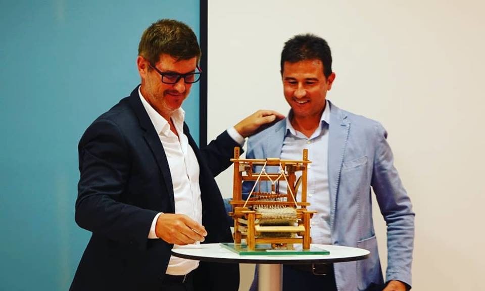 Rafael Lurbe (dreta) ha regalat a Càndid Penalba una maqueta d'un teler antic. Foto: ATEVAL