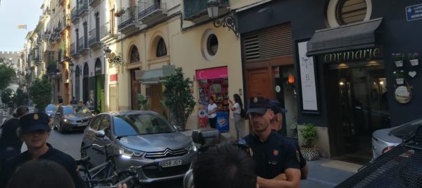 Arribada de Rodríguez a la Diputació de València en un cotxe de la policia espanyola