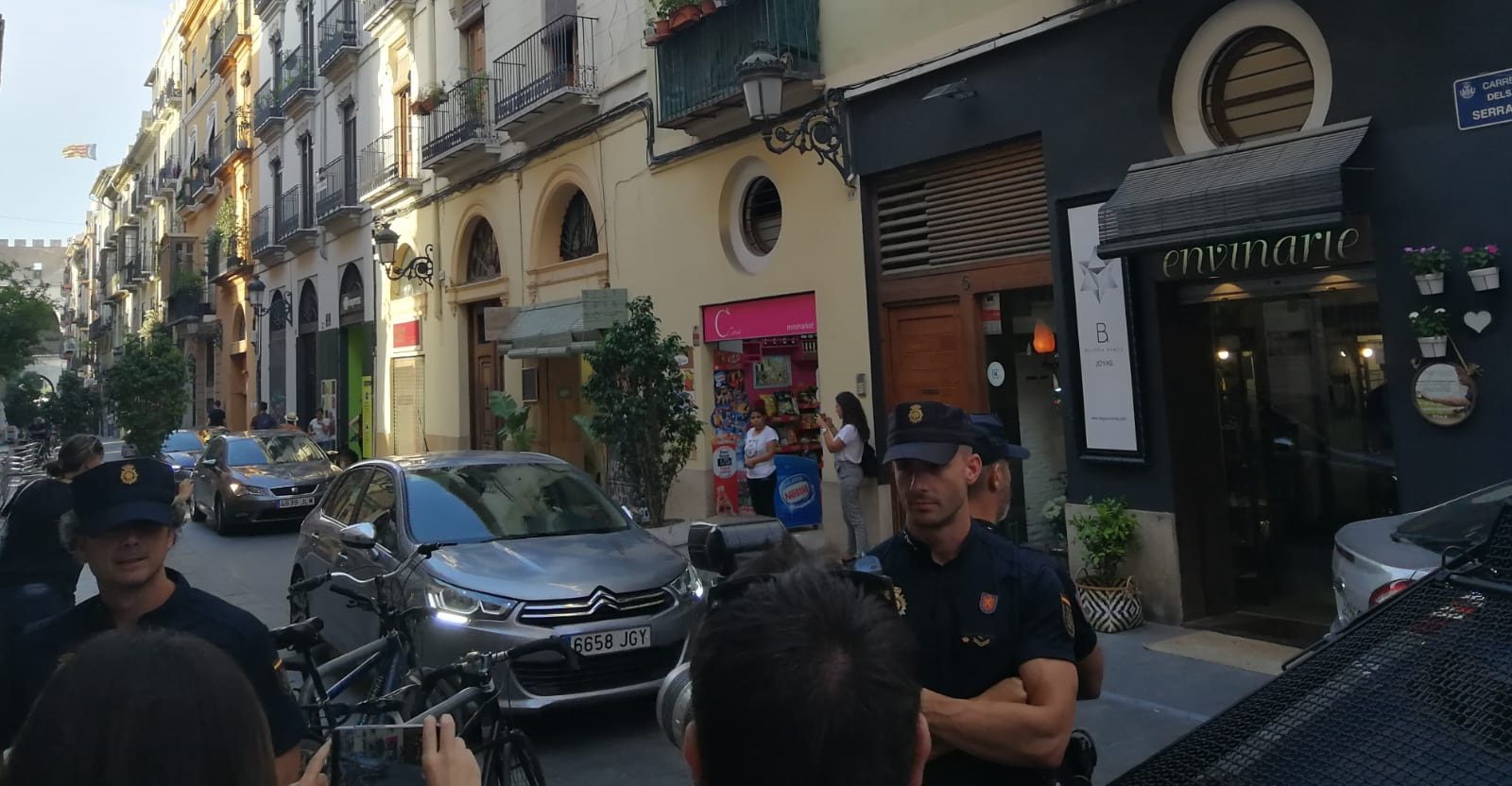 Arribada de Rodríguez a la Diputació de València en un cotxe de la policia espanyola