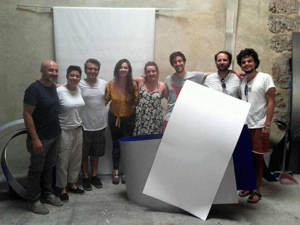 Rafael Amorós (esq), amb alumnes de la Berklee València Multimedia Installation Ensemble i el professor F. Pierce Warnecke, i amb una de les peces escultòriques