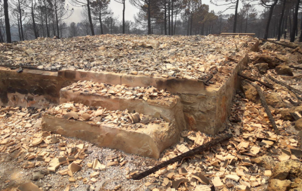 Restes de l'Aula d'Interpretació del Surar, destruïda pel foc