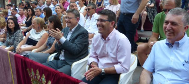 Ximo Puig, Jorge Rodríguez i Rafa Climent en la tribuna municipal en l'Entrada de 2016