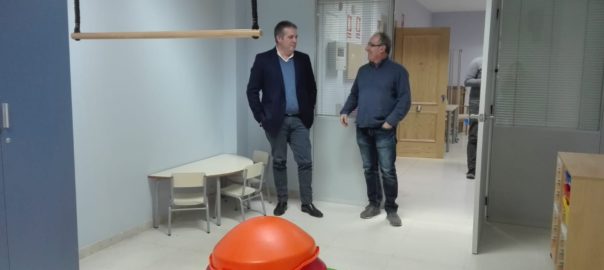 El conseller de Benestar Social de la Mancomunitat, Jaime Peris (esq), i el tècnic del Trèvol, Josep Gilabert, en l'espai del nou centre