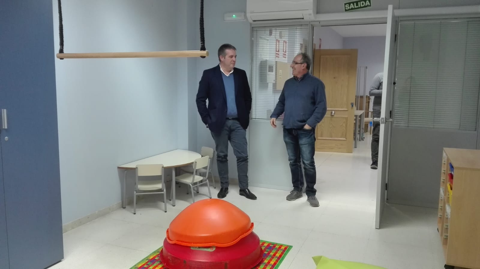 El conseller de Benestar Social de la Mancomunitat, Jaime Peris (esq), i el tècnic del Trèvol, Josep Gilabert, en l'espai del nou centre