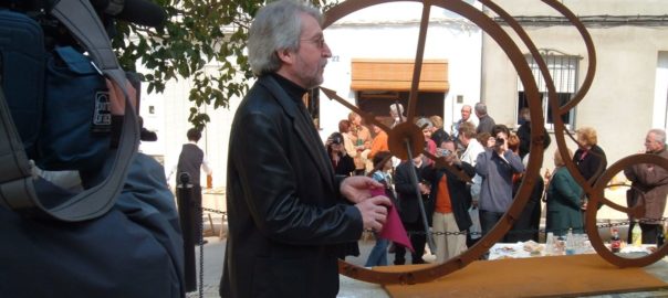 Antoni Miró, davant la seua escultura-rellotge de sol, en la inauguració de la ruta dels Rellotges de Sol el 2005