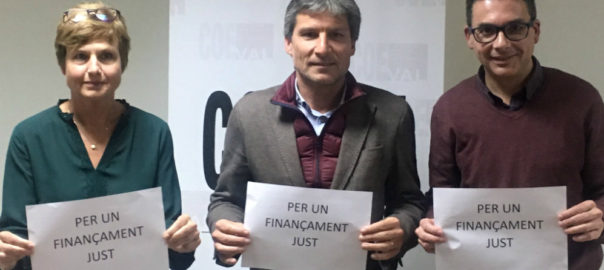 Manuela Pascual (CCOO), Javier Cabedo (COEVAL) i Raül Roselló (UGT9 en l’acte per un finançament just a Ontinyent
