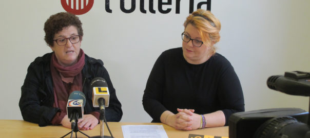 La regidora de Promoció Econòmica de l'Olleria, Gemma Vidal (esq.), i la presidenta de l'Associació de Comerciants, Rebeca Martínez, presenten la campanya Compra a Casa 2018