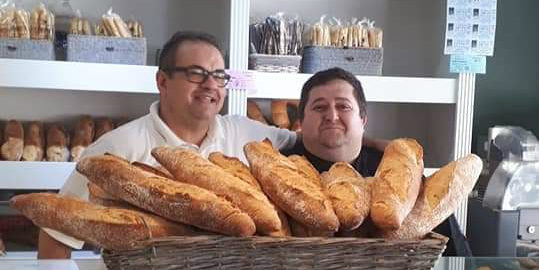 Jesús Hernandis, a l'esquerra, amb el pa roscà