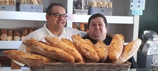 Jesús Hernandis, a l'esquerra, amb el pa roscà